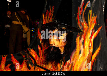 Lewes, Regno Unito. 5 novembre 2019. Notte dei falò (Guy Fawkes) celebrazioni. Lewes, Sussex, Regno Unito. Credito: Concedere Rooney/Alamy Live News Foto Stock