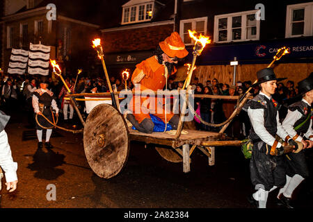 Lewes, Regno Unito. 5 novembre 2019. Notte dei falò (Guy Fawkes) celebrazioni. Lewes, Sussex, Regno Unito. Credito: Concedere Rooney/Alamy Live News Foto Stock