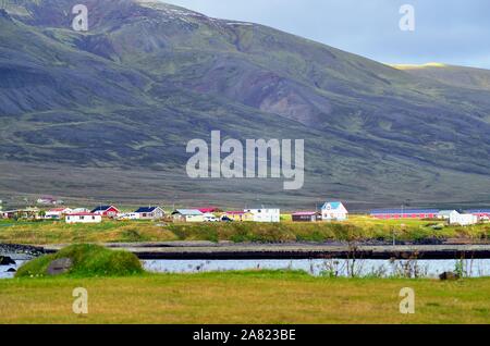 Borgarfjordur Eystri, Islanda. L'Oriente Islanda città costiera di Borgarfjordur Eystri sopraffatte dalla montagna nella gamma Dyrfjoll. Foto Stock