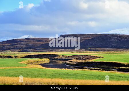 Distretto Hróarstunga, Islanda. Una vista panoramica in Oriente Islanda con un fiume Meandro attraverso la valle campi nel distretto Hróarstunga. Foto Stock