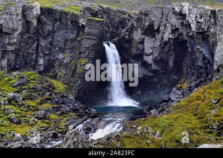 Distretto Hróarstunga, Islanda. La cascata Folaldafoss sul torrente Berufjarðará durante lo svuotamento in una piccola piscina prima di continuare il suo viaggio. Foto Stock