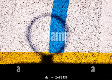 Ombra di Basketball hoop e le linee colorate su un pavimento dello sfondo. Foto Stock