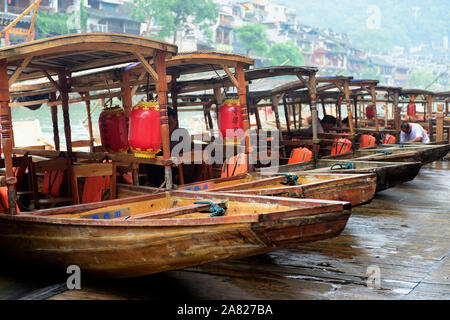 Barche in legno o salicornie, sono la scelta del veicolo di escursioni per esplorare il tuo Jiang fiume di Fenghuang antica città situata nel autonomo Foto Stock