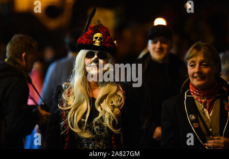 Lewes Regno Unito 5 Novembre 2019 -migliaia prendere parte e guardare annuale di Lewes il falò celebrazioni ricordando il fallimento di Guy Fawkes trama di polvere da sparo di 1605 .Il Lewes notte dei falò celebrazioni sono il più grande "Quinto di novembre " evento in tutto il mondo con le sei città falò delle società partecipanti e oltre 30 processioni svolge in tutta la sera : credito Simon Dack / Alamy Live News Foto Stock