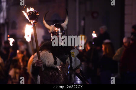 Lewes Regno Unito 5 Novembre 2019 -migliaia prendere parte e guardare annuale di Lewes il falò celebrazioni ricordando il fallimento di Guy Fawkes trama di polvere da sparo di 1605 .Il Lewes notte dei falò celebrazioni sono il più grande "Quinto di novembre " evento in tutto il mondo con le sei città falò delle società partecipanti e oltre 30 processioni svolge in tutta la sera : credito Simon Dack / Alamy Live News Foto Stock