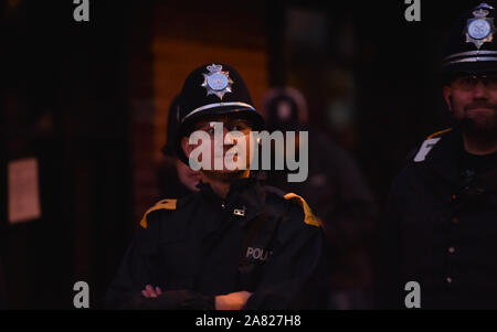 Lewes Regno Unito 5 Novembre 2019 -polizia indossando occhiali protettivi guarda annuale di Lewes il falò celebrazioni ricordando il fallimento di Guy Fawkes trama di polvere da sparo di 1605 .Il Lewes notte dei falò celebrazioni sono il più grande "Quinto di novembre " evento in tutto il mondo con le sei città falò delle società partecipanti e oltre 30 processioni svolge in tutta la sera : credito Simon Dack / Alamy Live News Foto Stock