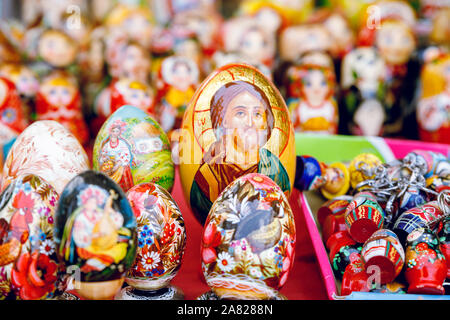 La nidificazione in legno bambole o matrioska russa bambole in vendita a San Pietroburgo - Russia Foto Stock