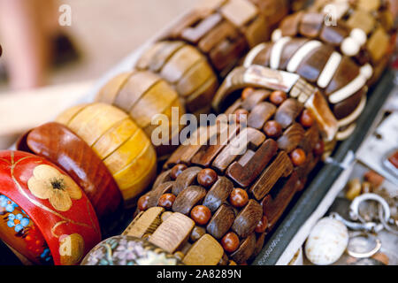 Bracciali in legno di vari colori. Bracciali per la vendita Foto Stock