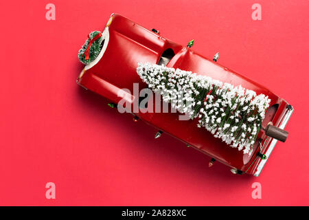 Little Red auto d'epoca, portante un albero di Natale sulla parte superiore Foto Stock