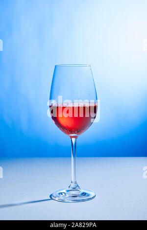 Cocktail Aperol Spritz in vetro su sfondo blu con spazio di copia Foto Stock