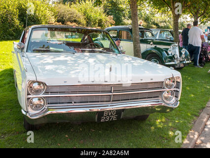 Un Americano di Plymouth Fury Automobile in mostra presso il Classic Car Show Stanley Park Blackpool Lancashire England Regno Unito. Foto Stock