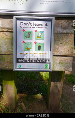 Un segno o information board dicendo "Non lasciare' e 'bag in, legarla, bin" circa il cane nelle feci, pietra, Staffordshire, England, Regno Unito Foto Stock