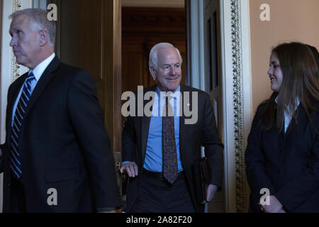 Washington, Distretto di Columbia, Stati Uniti d'America. 5 Novembre, 2019. Stati Uniti il senatore John Cornyn (Repubblicano del Texas) si diparte il repubblicano del senato pranzi al Campidoglio di Washington, DC, Stati Uniti, Martedì, 5 novembre 2019. Credito: Stefani Reynolds/CNP Credito: Stefani Reynolds/CNP/ZUMA filo/Alamy Live News Foto Stock