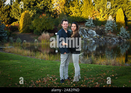 Bella donna e suo marito in autunno la natura.momenti romantici per la coppia, la famiglia felice, Portland, Oregon, Famiglia Felice Foto Stock