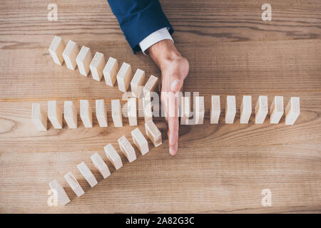 Vista ritagliata della gestione dei rischi di protezione blocchi in legno da effetto domino Foto Stock