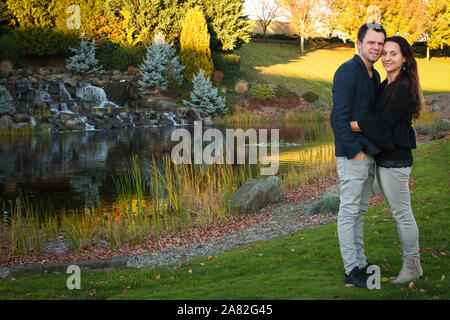 Bella donna e suo marito in autunno la natura.momenti romantici per la coppia, la famiglia felice, Portland, Oregon, Famiglia Felice Foto Stock