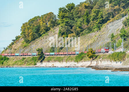 Treno merci si avvicina alla stazione in tempo di mattina. Sochi. La Russia. Foto Stock