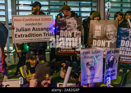 Londra, Regno Unito. 5 novembre 2019. Una grande folla davanti alla casa ufficio sventolato candelette di bastoni e chiamato per Julian Assange di essere liberato e a non essere estradati negli Stati Uniti dove egli affronta la vita di reclusione. Hanno chiamato per un giudice imparziale nella sua prossima udienza e lodato Assange la pubblicazione della registrazione. Assange il padre era uno degli oratori, Vivienne Westwood leggere un discorso di indossare una maschera e la mia eseguito diversi brani. Peter Marshall / Alamy Live News Foto Stock