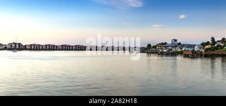 Barche e waterfront view all'alba sopra il fiume indiano a New Smyrna Beach, Florida. Foto Stock