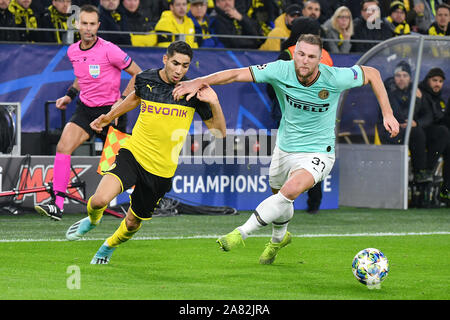 Dortmund, Germania. 5 Novembre, 2019. Achraf Hakimi (L, anteriore) di Dortmund vies con Milano Skriniar di Inter e Milan durante la UEFA Champions League gruppo F partita di calcio tra Borussia Dortmund e Inter Milan a Dortmund, Germania, nov. 5, 2019. Credito: Ulrich Hufnagel/Xinhua/Alamy Live News Foto Stock