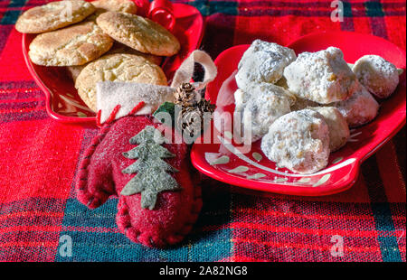 Biscotti fatti in casa e una piastra a guanto per natale Foto Stock