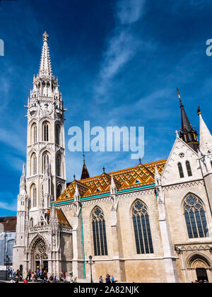 St la chiesa di San Mattia è stato dove il re ungherese hanno tenuto la loro incoronazioni fu rinnovato nel 2012 la statua in bronzo di Stephan I d'Ungheria si erge al di fuori Foto Stock