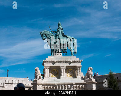 St la chiesa di San Mattia è stato dove il re ungherese hanno tenuto la loro incoronazioni fu rinnovato nel 2012 la statua in bronzo di Stephan I d'Ungheria si erge al di fuori Foto Stock