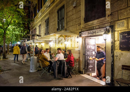 Ristorante all'aperto, i clienti seduti sul marciapiede all'esterno del ristorante Fonclea Srl, pub tradizionale, quartiere Prati, Roma, Italia Foto Stock