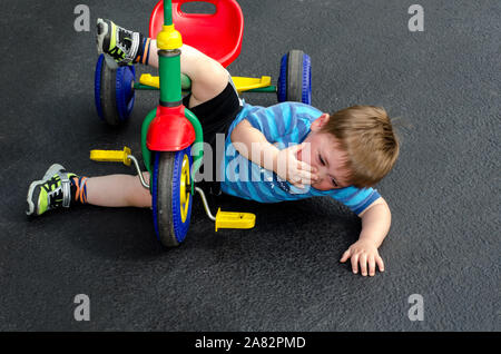 Il pianto del bambino è caduto la sua bici Foto Stock