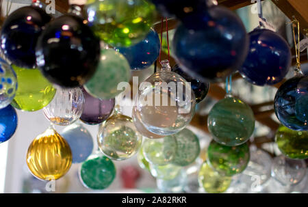 Delicato delle palline di vetro in molti colori, disconnettersi da un display a un negozio d'arte Foto Stock