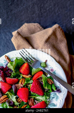 Deliziosa pecan e fragola con insalata di verdure miste Foto Stock