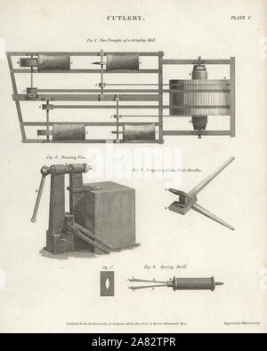 Macchinari per la produzione di posate: trogoli di un mulino di macinazione, tenaglie per la pressatura di manici per coltelli, premendo il vizio e trapano a molla. Incisione su rame da Wilson Lowry dopo un disegno di John Farey da Abramo Rees' dell'enciclopedia o dizionario universale delle arti, scienze e letteratura, Longman, Hurst, Rees, Orme e marrone, Londra, 1811. Foto Stock
