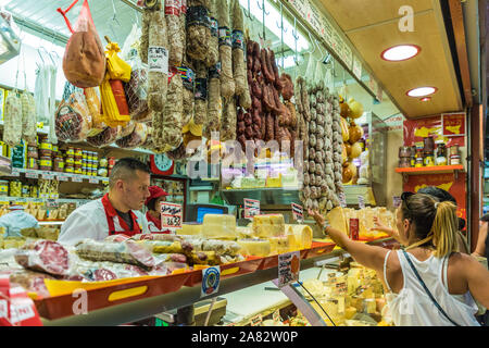 Il famoso mercato del venerdì a Ventimiglia in Italia Foto Stock