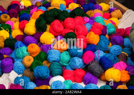 Palline di filato per la vendita per la tessitura tradizionale e huipils utility tzute panni nel Chichicastenango, Guatemala mercato. Foto Stock