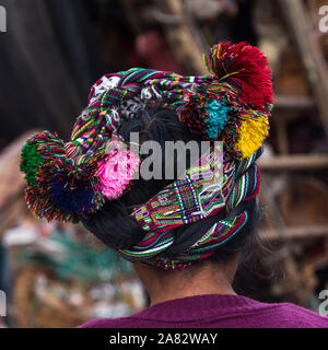 Vista ravvicinata di una tradizione maya cinta o testa wrap, preso da dietro nel mercato a Chichicastenango, Guatemala. Foto Stock