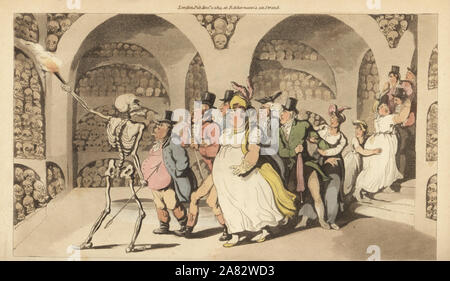 Lo scheletro di guide per la morte di un gruppo di turisti attraverso le catacombe di Parigi. Copperplate Handcolored disegnato e inciso da Thomas Rowlandson dall'inglese Danza della morte, Ackermann, Londra, 1816. Foto Stock