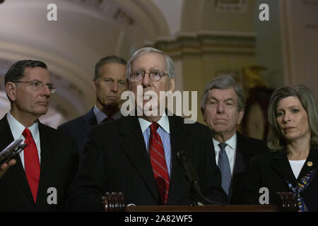 November 5, 2019, Washington, Distretto di Columbia, Stati Uniti d'America: da sinistra a destra: Stati Uniti il senatore John Barrasso (Repubblicano del Wyoming), negli Stati Uniti il senatore John Thune (Repubblicano del Sud Dakota), negli Stati Uniti Il leader della maggioranza del Senato Mitch McConnell (Repubblicano del Kentucky), negli Stati Uniti il senatore Roy Blunt (Repubblicano del Missouri), e gli Stati Uniti il senatore Joni Ernst (repubblicano di Iowa) parlare con i supporti seguenti Senato repubblicano pranzi al Campidoglio di Washington D.C., USA, Martedì, 5 novembre 2019.. .Credito: Stefani Reynolds / CNP/AdMedia (credito Immagine: © Stefani Reynolds/ Foto Stock