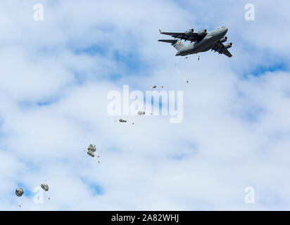 Una Forza aerea degli Stati Uniti C-17 Globemaster III esegue al 2018 Artico Airshow di tuono. Foto Stock