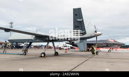 Una United States Air Force MQ-9 Reaper drone si siede sul display statico al 2018 Artico Airshow di tuono. Foto Stock