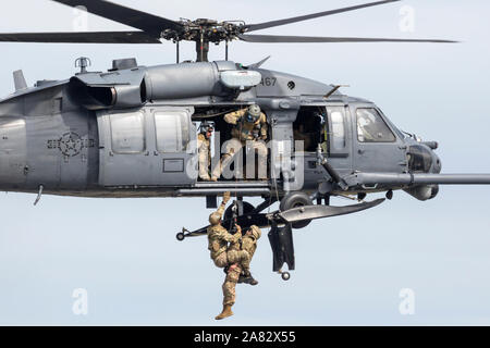 Una United States Air Force HH-60 Pave Hawk esegue durante la prova di forza demo al 2018 Artico airshow di tuono. Foto Stock