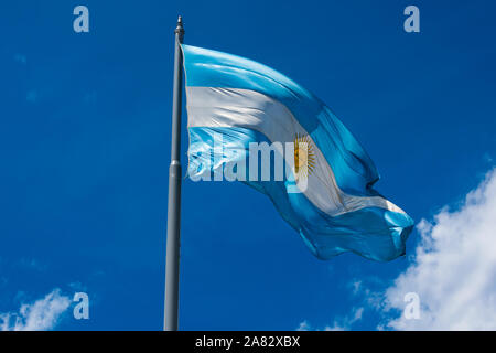 Bandiera dell'Argentina (Bandera argentina - Bandera Nacional) è un piano orizzontale di triband di luce blu (superiore e inferiore) e bianco con il sole di maggio cento Foto Stock