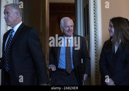 November 5, 2019, Washington, Distretto di Columbia, Stati Uniti d'America: Stati Uniti il senatore John Cornyn (Repubblicano del Texas) si diparte il repubblicano del senato pranzi al Campidoglio di Washington D.C., USA, Martedì, 5 novembre 2019.. .Credito: Stefani Reynolds / CNP/AdMedia (credito Immagine: © Stefani Reynolds/AdMedia via ZUMA filo) Foto Stock