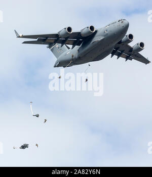 Una Forza aerea degli Stati Uniti C-17 Globemaster III esegue al 2018 Artico Airshow di tuono. Foto Stock