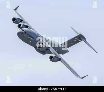 Una Forza aerea degli Stati Uniti C-17 Globemaster III esegue al 2018 Artico Airshow di tuono. Foto Stock