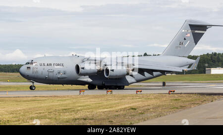 Una Forza aerea degli Stati Uniti C-17 Globemaster III esegue al 2018 Artico Airshow di tuono. Foto Stock