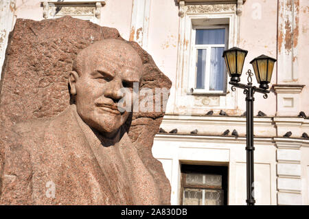 Russia, Irkutsk - 26 febbraio 2011: Il busto di Lenin con lo sfondo di un vecchio edificio e torce nella strada centrale di Irkutsk Foto Stock