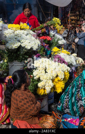 I fornitori vendono fiori sui gradini della chiesa di Santo Tomas a Chichicastenango, Guatemala domenica giorni di mercato. La chiesa è costruita sulle fasi Foto Stock