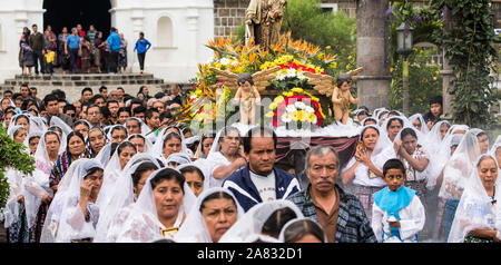 Processione cattolica della Vergine del Carmen in San Pedro La Laguna, Guatemala. Le donne nella tradizione maya abito bianco con mantiglie sopra le loro teste Foto Stock