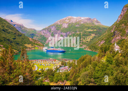 Vista del Fiordo di Geiranger da Geiranger village. More og Romsdal contea. Norvegia Foto Stock