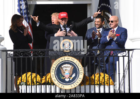 Washington DC, Stati Uniti d'America. 5 Novembre, 2019. Washington cittadini catcher KURT SUZUKI indossa un 'make America grande nuovamente" hat come egli è abbracciato dal presidente Donald Trump durante la loro celebrazione della serie mondiale champions alla Casa Bianca. Credito: Christy Bowe/ZUMA filo/Alamy Live News Foto Stock